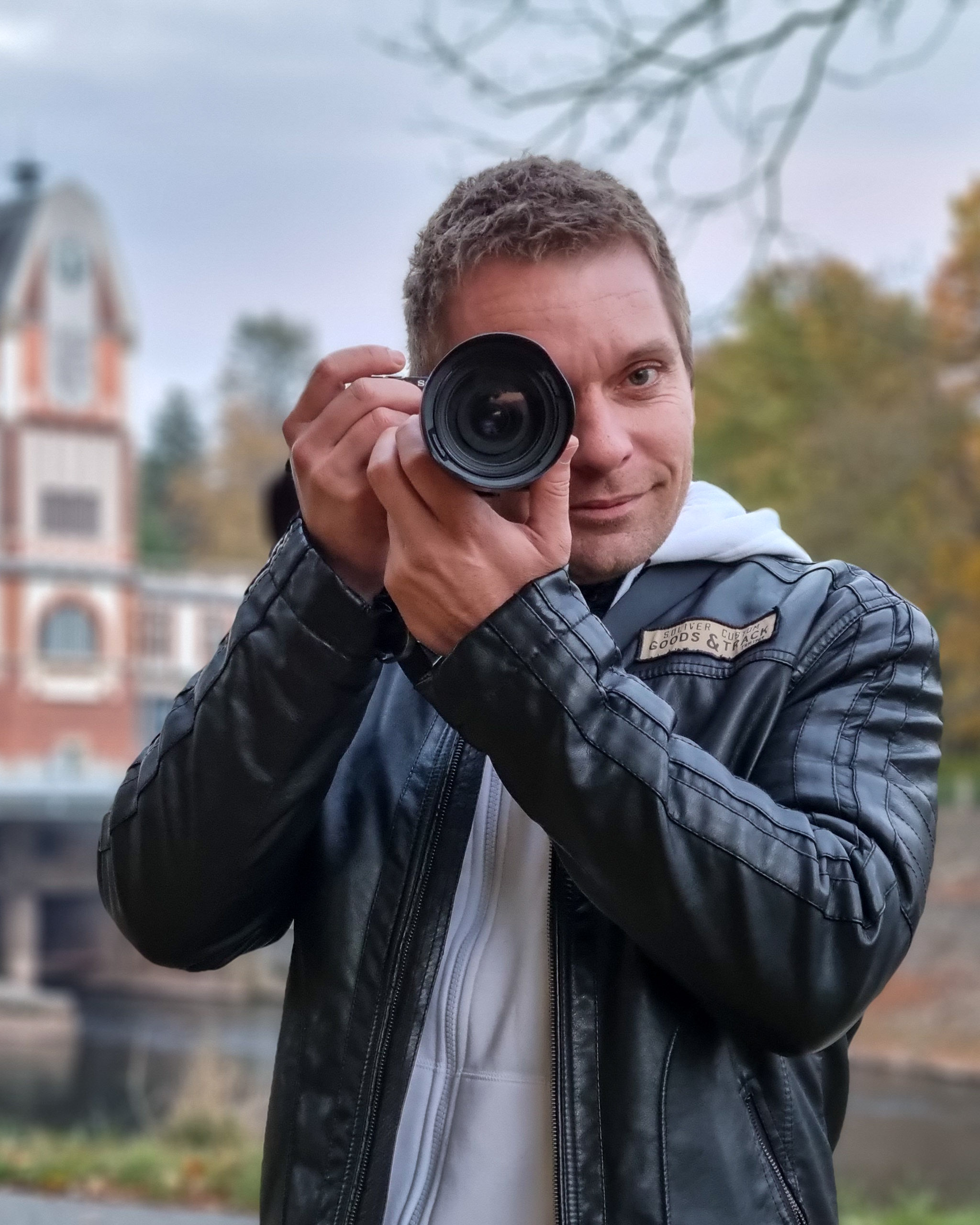 Portrét fotografa Davida Mazury z Hradce Králové s profesionálním fotoaparátem v ruce.